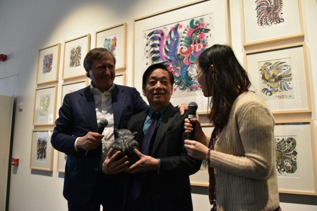 Il sindaco Brugnaro e l'artista Han Meilin alla finissage della mostra