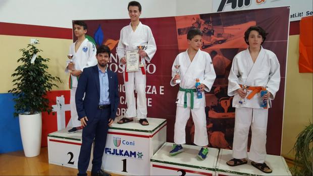 Il consigliere Matteo Senno premia gli atleti vincitori