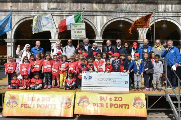 L'assessore Mar insieme a una scolaresca premiata a San Marco