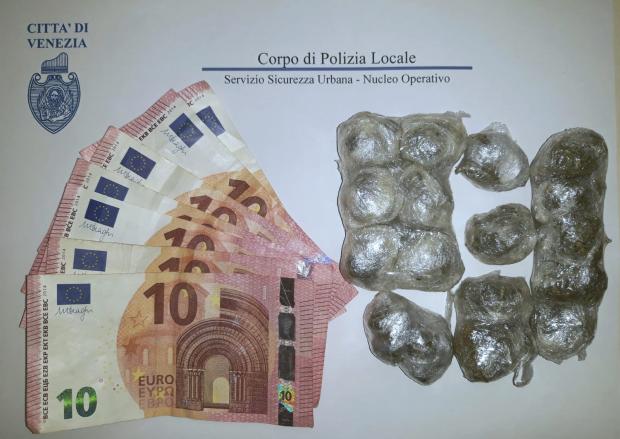 Immagine delle sostanze stupefacenti sequestrate e di soldi