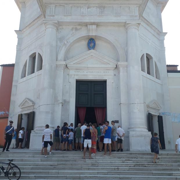 Fedeli che entrano nella chiesa di SS. Vito e Modesto