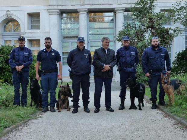 Il sindaco Brugnaro con gli istruttori della Scuola cinofila della Polizia Locale di Milano