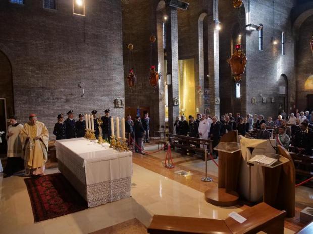 Interno della chiesa con autorità presenti e patriarca