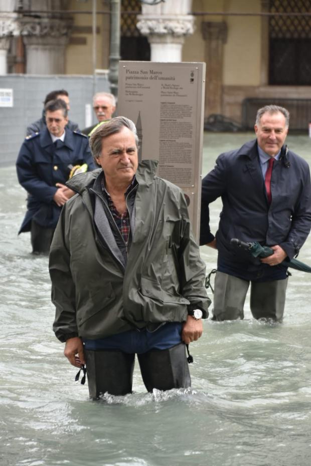 sindaco Brugnaro in piazza San Marco con acqua alta