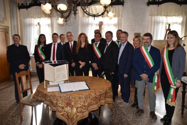Foto di gruppo con la Dichiarazione firmata