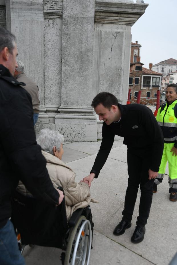 assessore Venturini con una anziana pellegrina