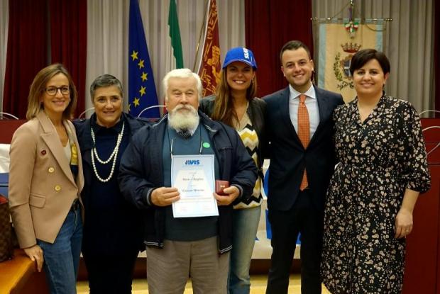 Due premiati con i rappresentanti istituzionali
