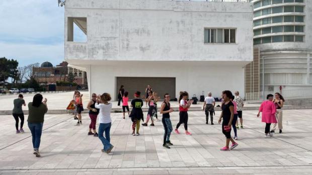 Donne fanno ginnastica all'aperto su un piazzale