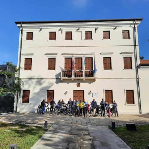 Gruppo di ciclisti di fronte a una villa veneta