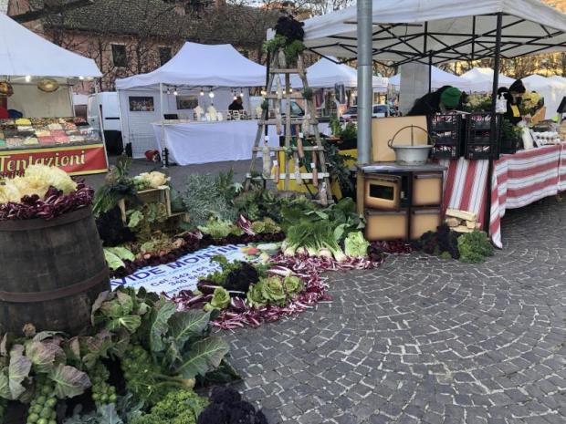 Bancarelle con prodotti alimentari, alcuni dei quali posizionati anche a terra