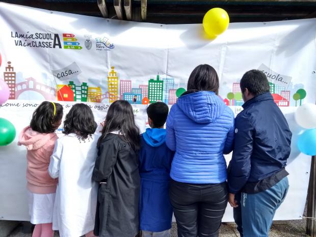 Alunni di una scuola appongono il bollino per indicare come sono arrivati a scuola