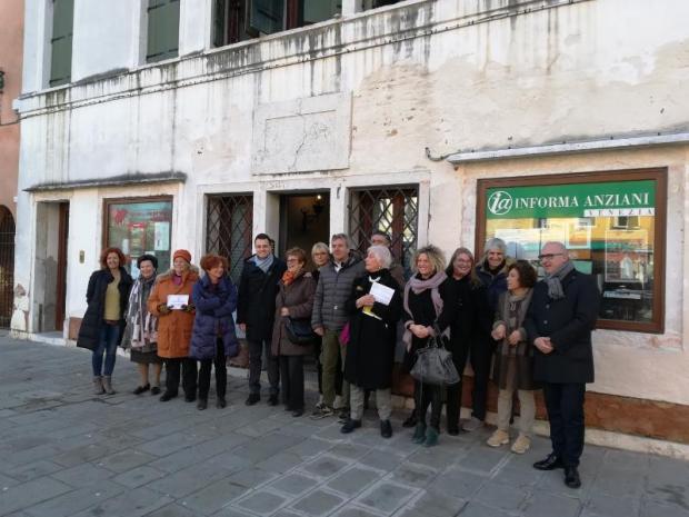 Assessore Venturini e attori progetto Noi ci siamo davanti alla Vetrina del Volontariato