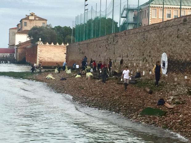 Volontari raccolgono rigiuti a S.Alvise