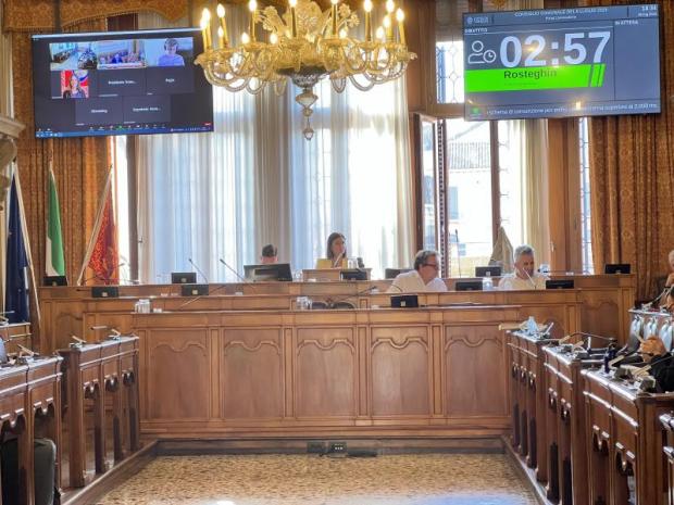 Seduta consiglio, banchi presidenza