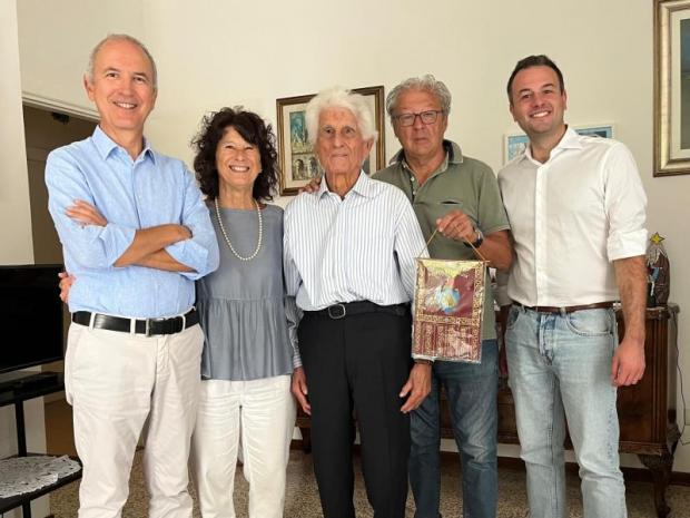 Venturini consegna gagliardetto centenario