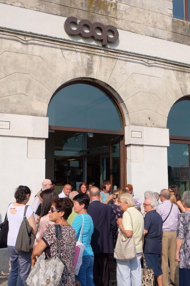 Inaugurazione all'entrata Coop Piazzale Roma con clienti e assessore Da Villa
