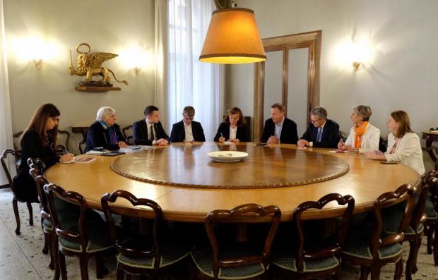 Relatori seduti attorno al tavolo della sala