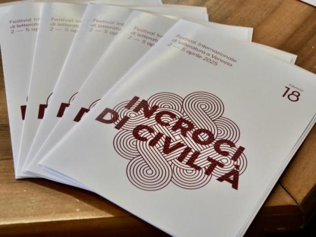 Cartelline marchiate "Incroci di Civiltà" disposte a ventaglio su un tavolo