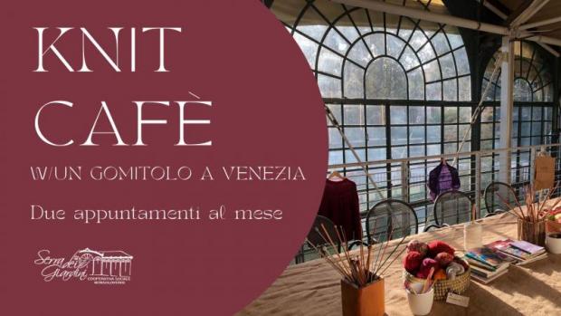 Grafica: a sx sfondo con titolo dell'evento e informazioni; a dx foto di gomitoli, ferri da maglia e riviste sopra a un tavolo