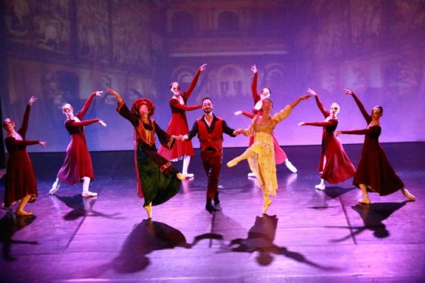 Nove ballerini e ballerine sul palco durante uno spettacolo