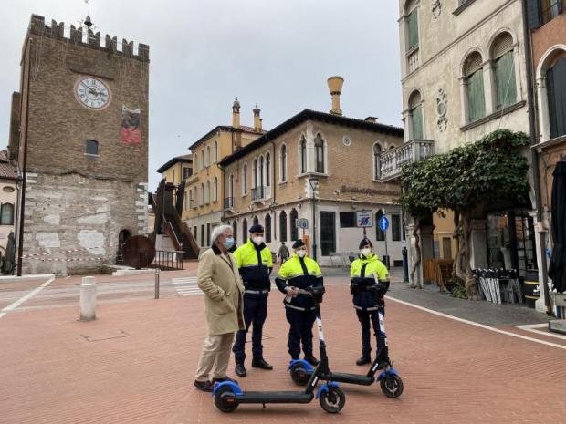 Polizia locale su monopattino