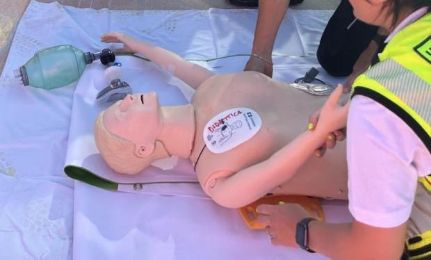 Esercitazione con un manichino per il pronto soccorso