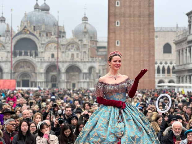 Persona di carnevale di venezia vestita tradizionalmente - donna