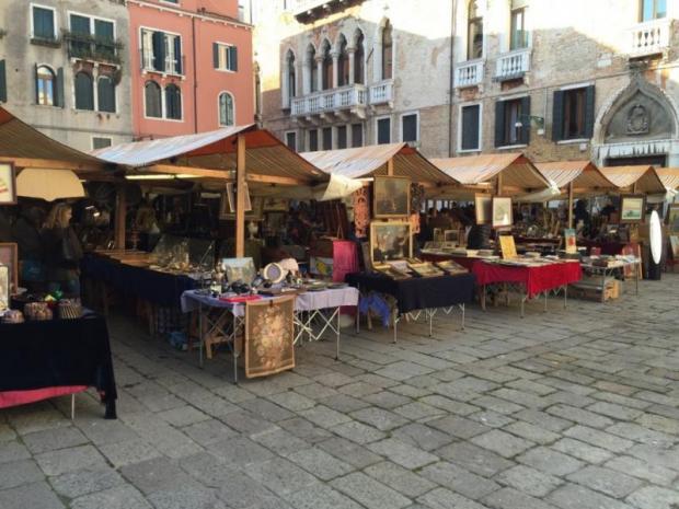 Banchetti di un mercatino in un campo di Venezia