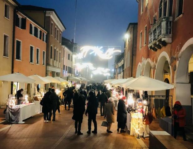 bancarelle natalizie sotto luminarie accese