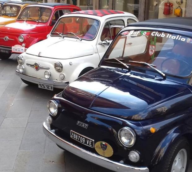 quattro 500 Fiat: blu, bianca, rossa e arancione