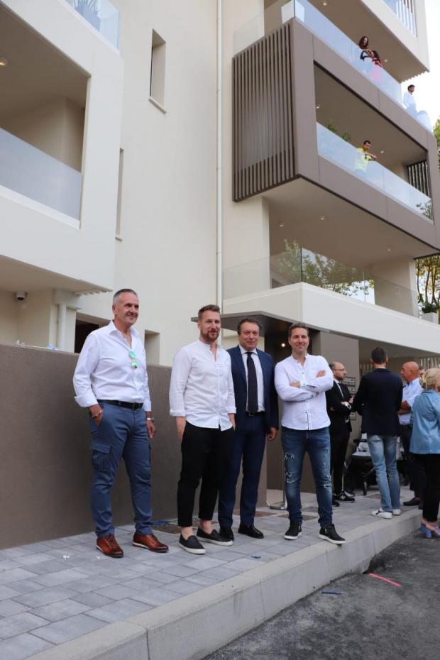 Assessore De Martin con l'impresa davanti all'edificio