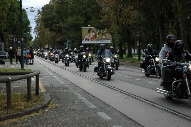 corteo di motociclisti su una strada urbana