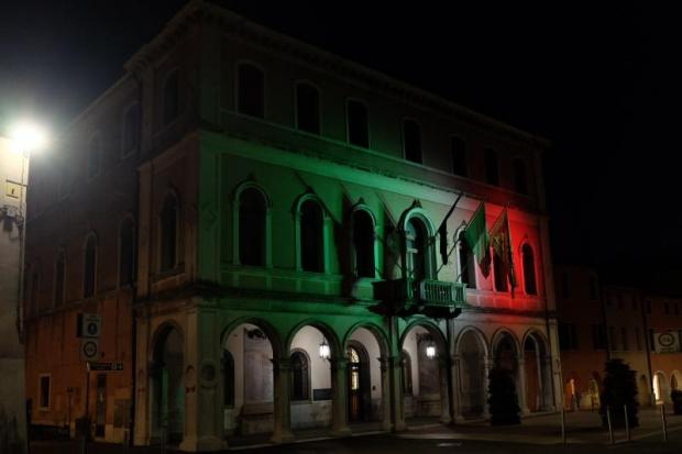 Il Municipio di Mestre illuminato col tricolore