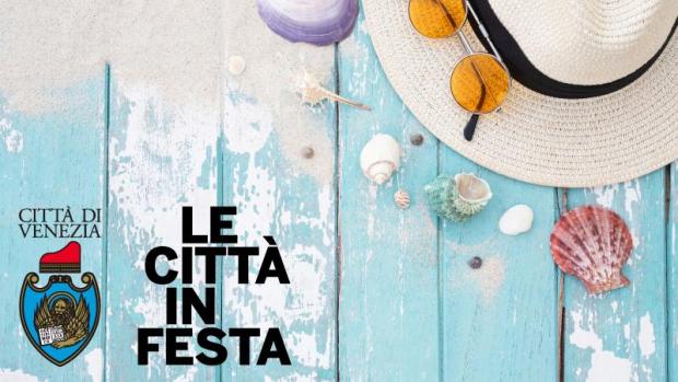 Composizione grafica: sabbia, cappello a tesa larga e conchiglie su assi di legno. Logo "Le Città in Festa"