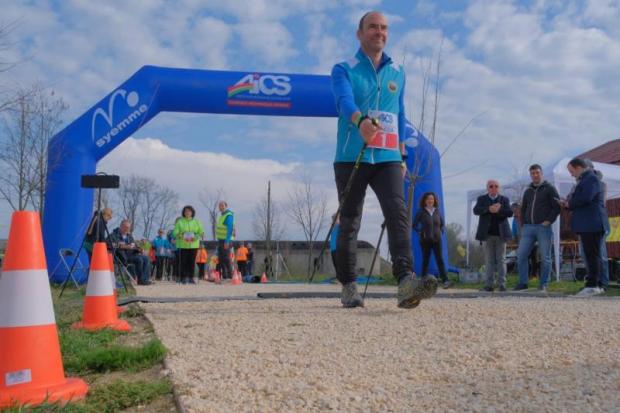 Atleta che pratica Nordic