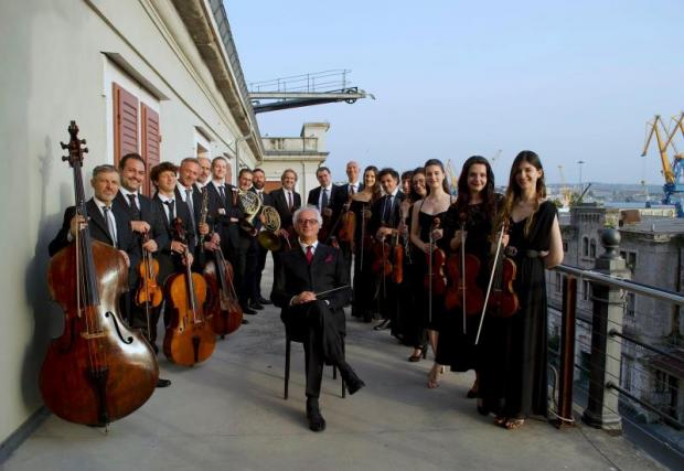 orchestra in posa su un terrazzo