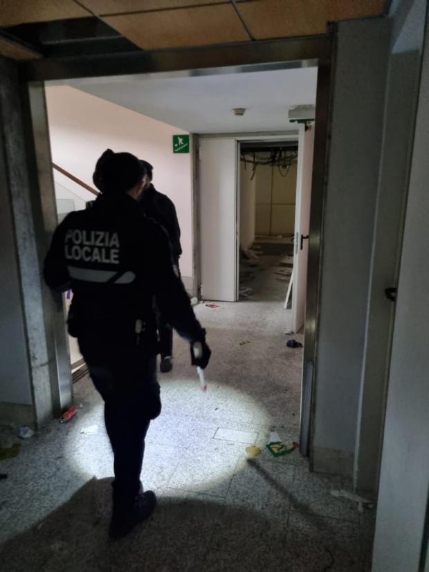 Agente nell'edificio