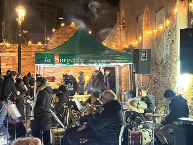 Festa con complesso musicale all'aperto, in un campo veneziano, di sera