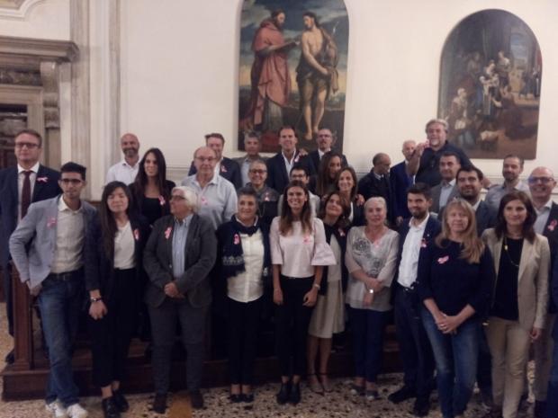 Consiglieri e assessori con fiocco rosa