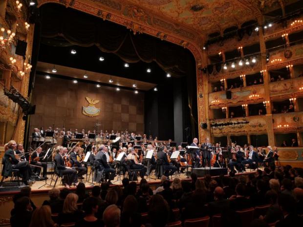 interno con pubblico teatro fenice