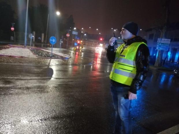 Agente di polizia locale sulla strada