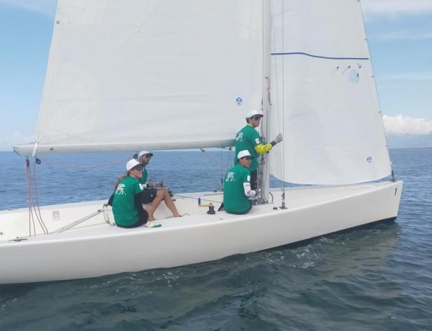 Quattro giovani a bordo di una barca a vela