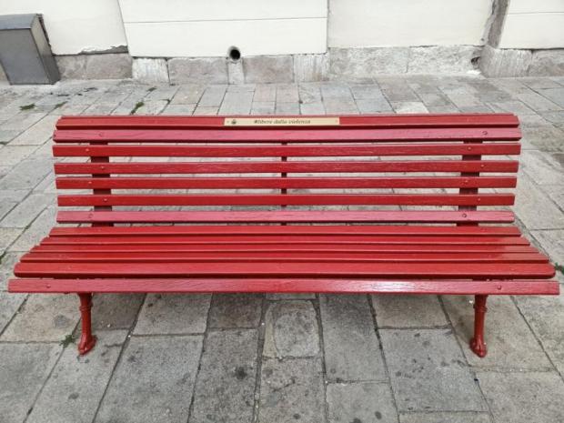 Panchina rossa in Campo san Lorenzo