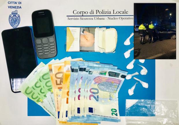 Il materiale sequestrato dalla Polizia locale