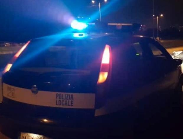 Volante della polizia locale di sera