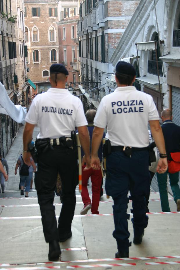 Due vigili urbani di schiena per le calli di Venezia