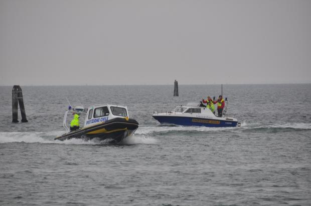 Un'imbarcazione della Protezione civile