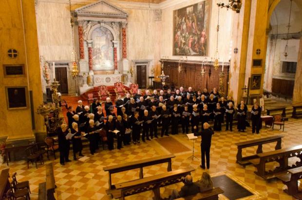 Coro di una cinquantina di persone si esibisce in una chiesa