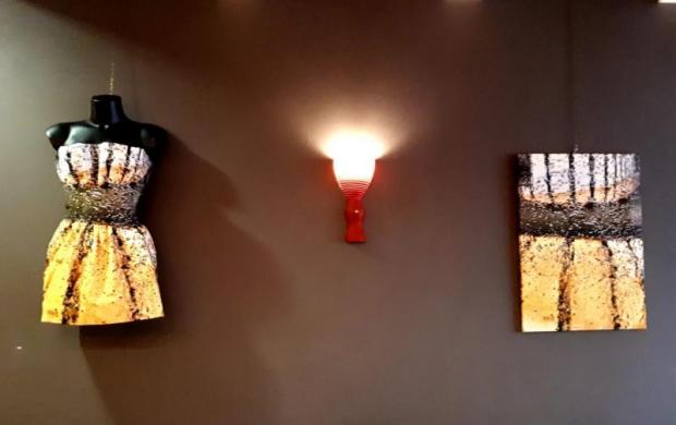 Un abito e un quadro con la stessa fantasia appesi al muro