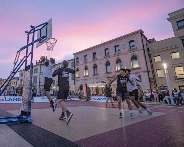 Partita di pallacanestro 3vs3 giocata all'aperto nella piazza Ferretto di Mestre